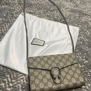 Gucci gg supreme wallet on a removable chain